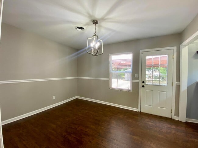 Building Photo - 2032 Wren Rd