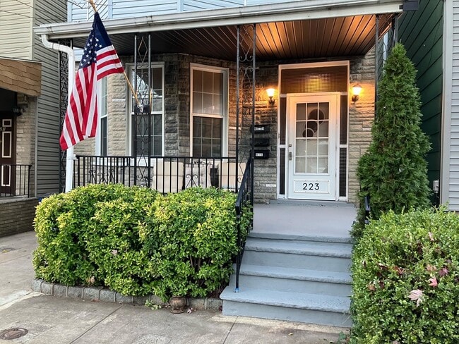 Building Photo - 223 Dodd St