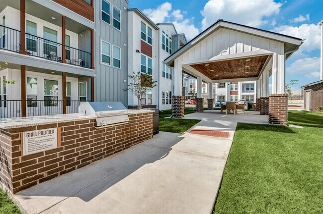 Building Photo - 2201 Creekview Dr.