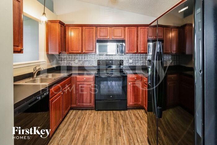 Building Photo - 165 Trickle Dr