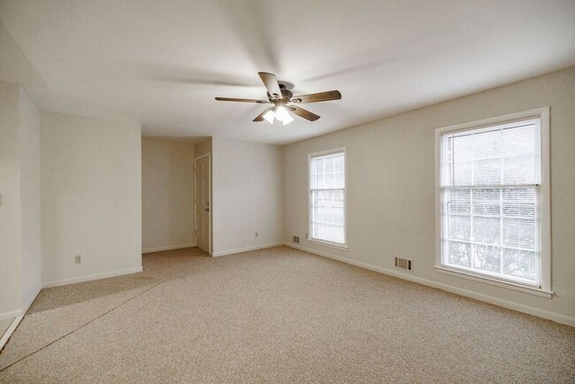 Building Photo - 160 Jockey Club Dr