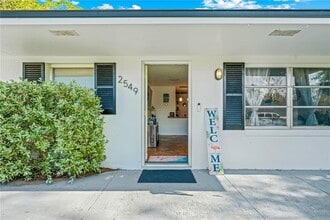 Building Photo - 2549 Clarendon Ave