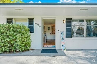 Building Photo - 2549 Clarendon Ave