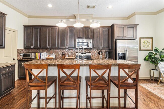 Building Photo - 1320 W 25th St