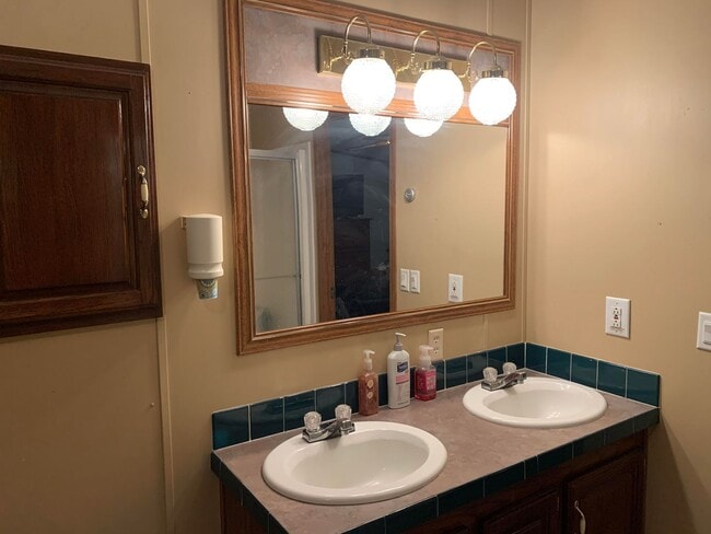 Building Photo - Welcome to this  4-bedroom, 2-bathroom home located in the picturesque Sevierville, TN.