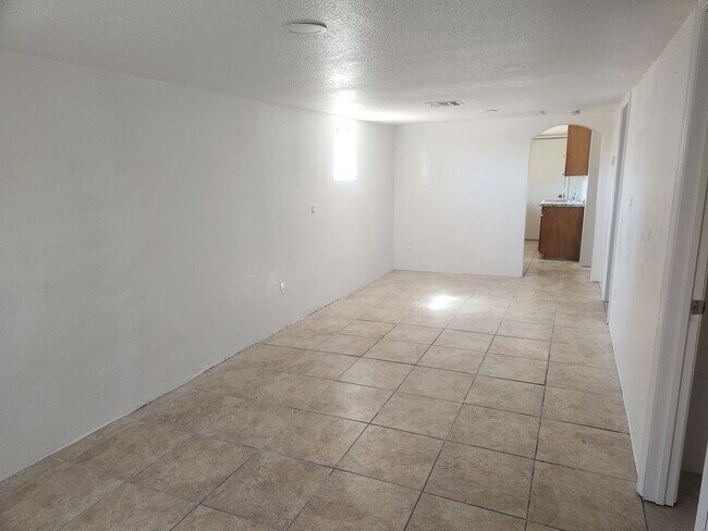 Building Photo - Downtown 3 bedroom