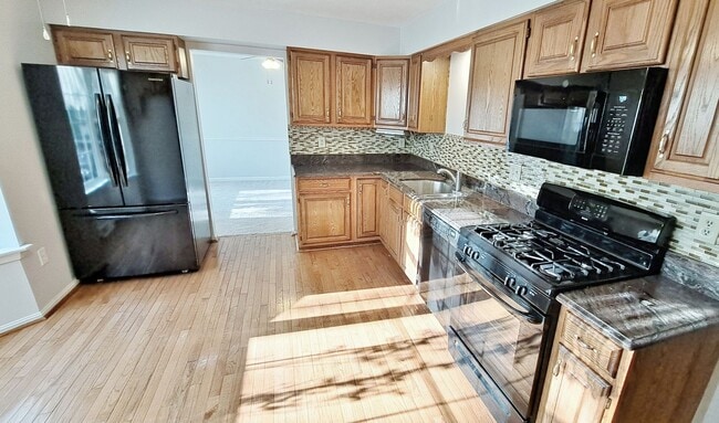 Building Photo - 3 Bed / 3 Bath Single Family Home