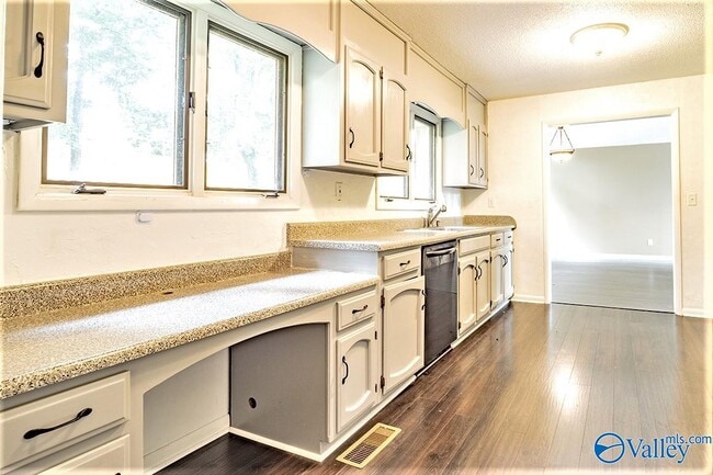 Building Photo - 710 Crestview Dr