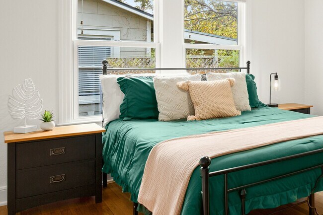 Building Photo - 1207 Romeria Dr