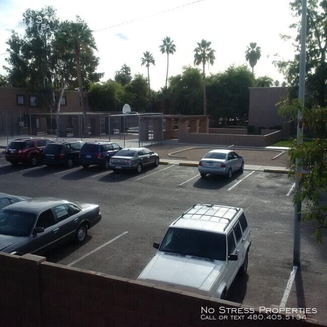 Building Photo - Studio off Camelback Rd & I17 Freeway!