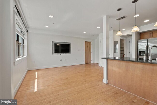 Building Photo - 1524 Independence Ave SE
