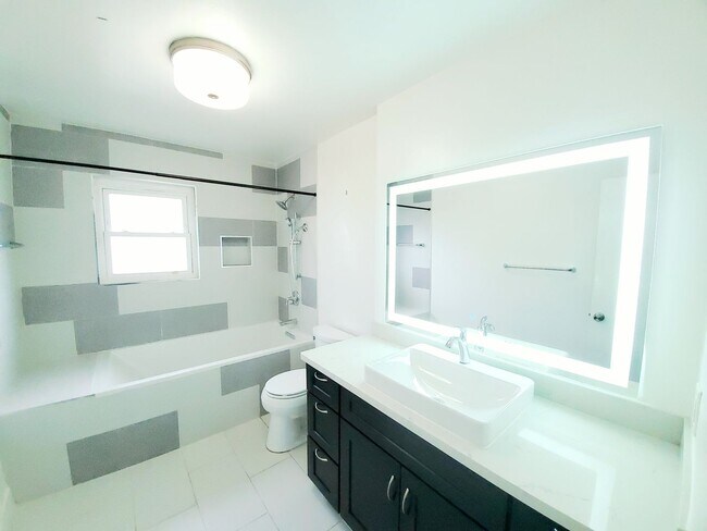 Building Photo - Lovely top floor condo unit; 2 bed/ 2 bath