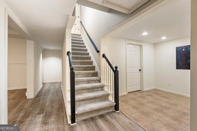 Building Photo - 330 Summerlin Dr