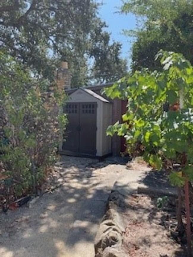 Building Photo - One of Kind 4 bedroom, 2 bath house with P...