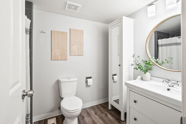 Building Photo - Spacious 3 Bedroom Townhouse-Style Condo N...