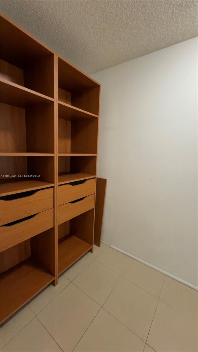 Building Photo - 200 Leslie Dr