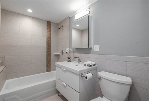 Building Photo - 15 Rushmore St
