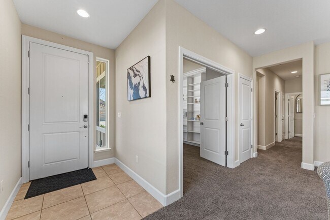 Building Photo - FULLY FURNISHED home available now.