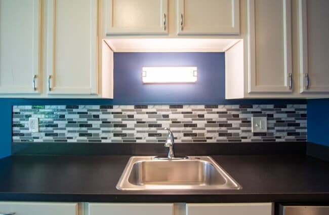 Building Photo - Close-in SE Spacious 3-Bed + A/C Ready Late July!