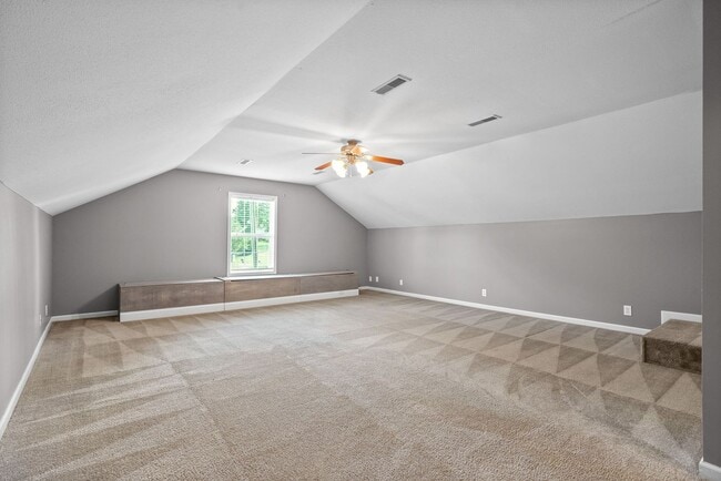Building Photo - Pet Friendly Three Bedroom with Bonus!