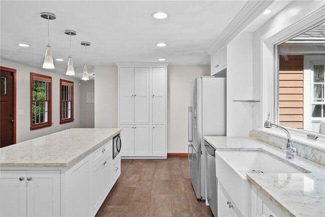 Building Photo - 6 Mary Ann Dr