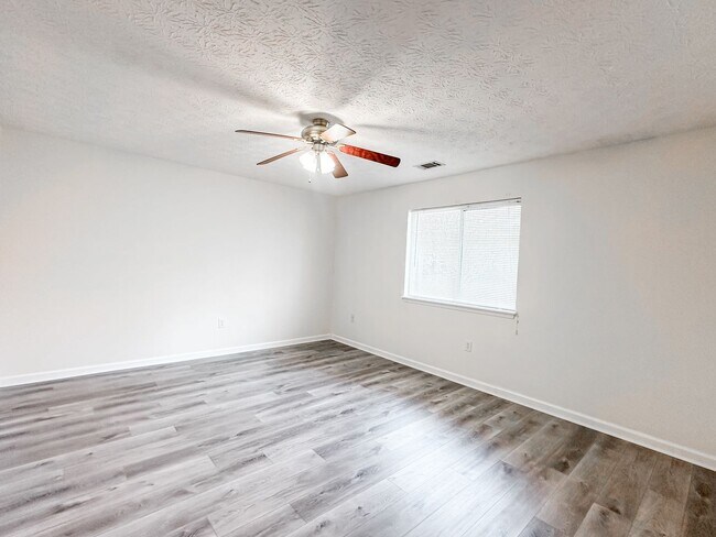 Building Photo - Ranch Style townhome in great Gainesville location