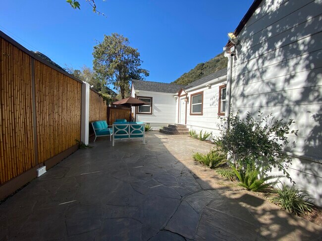 Building Photo - 920 N Beverly Glen Blvd