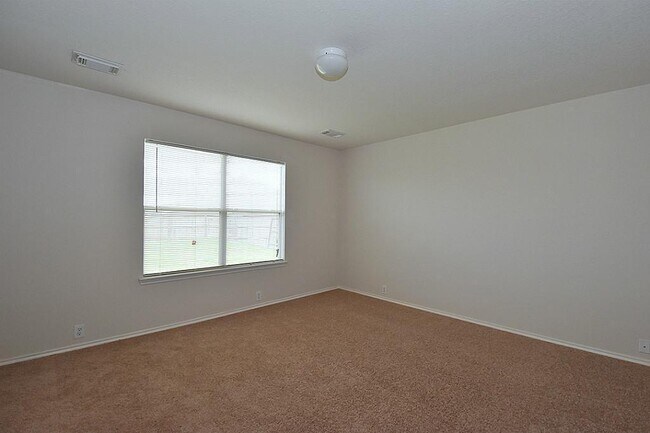 Building Photo - 3 BEDROOM 2 BATH COZY HOME WITH NEW UPGRAD...