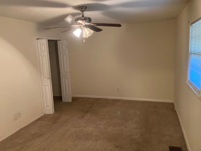 Building Photo - 110 W Wedgewood Cir