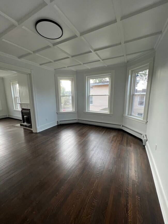 Building Photo - 185 Maple St