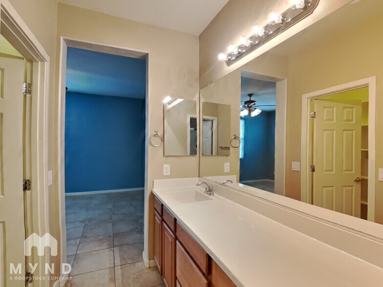 Building Photo - 2816 E Russell St