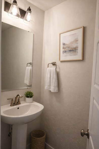 Building Photo - 8884 W Hill Rd Pkwy