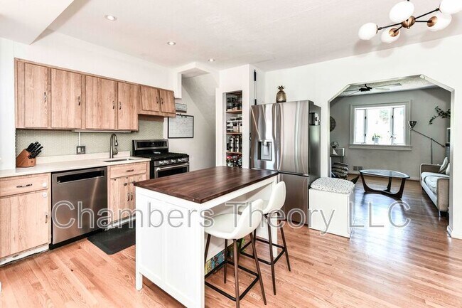 Building Photo - 509 E Luray Ave