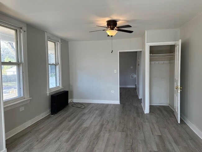 Building Photo - Spacious 3 Bedroom 1.5 Bathroom Home In Ce...