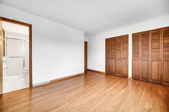 Building Photo - 4 Bed 2.5 Bath in Des Plaines