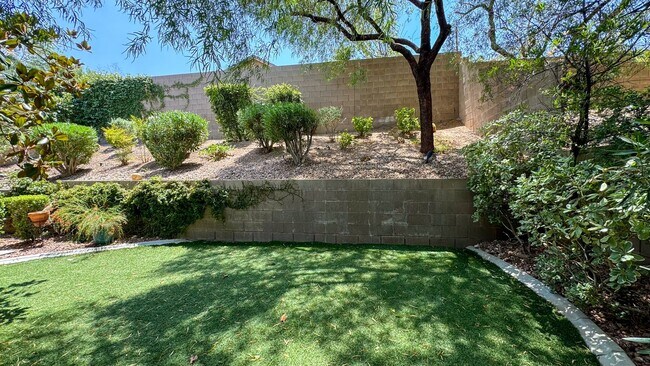 Building Photo - Discover your dream home in the heart of H...