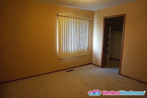 Building Photo - Available 12/1 - wonderful 2 bed, 2 bath t...