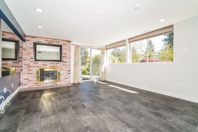 Building Photo - Beautiful 4 bed 2.5 bath Lake Forest Park ...