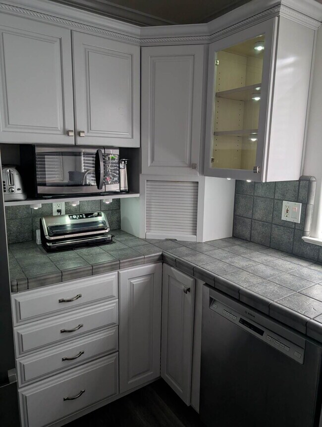 Building Photo - Lovely 2 bedroom and 2 bath remodeled home in South San Jose with a swimming Pool, 2 car garage, ...