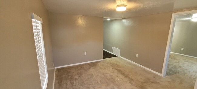 Building Photo - Cute 5 bedroom House