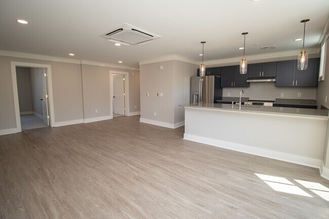 Building Photo - Luxury Living in the Heart of Downtown Col...