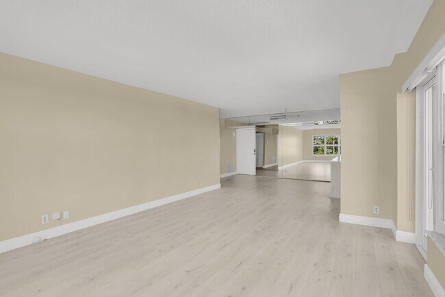 Building Photo - 405 N Ocean Blvd