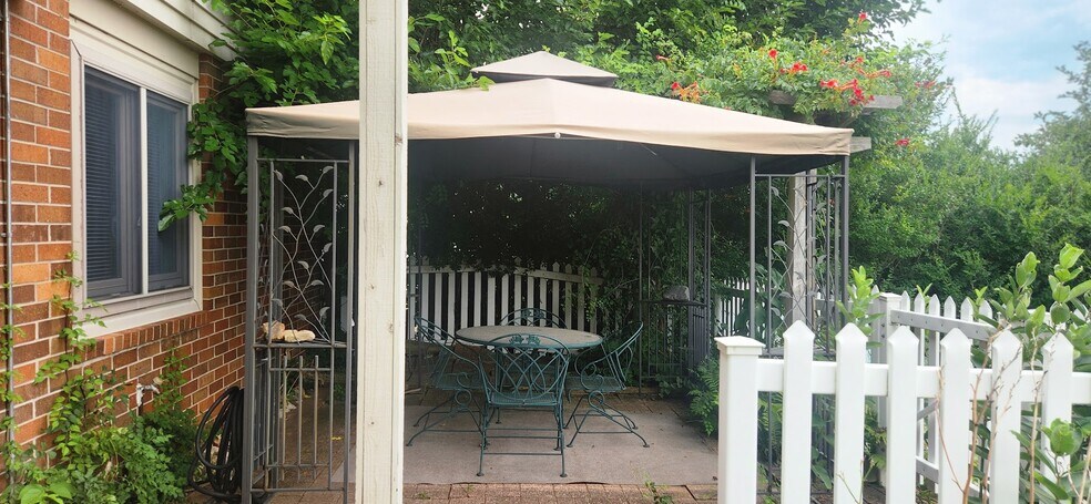 Building Photo - 5586 Guilford Rd