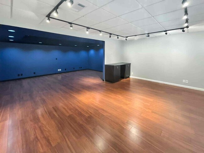 Building Photo - 670 Mitchell Dr