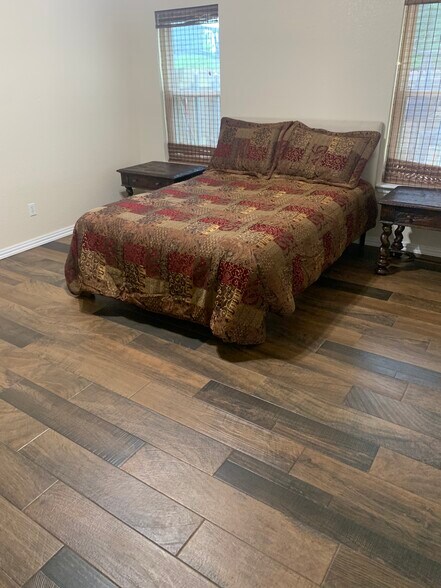 Tile floor in primary. Walk in closet. - 4517 Newport Dr