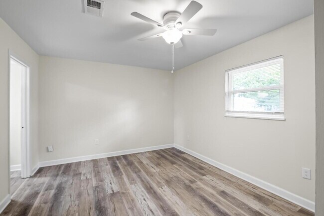 Building Photo - "Charming 2-Bed Townhouse with Modern Comf...