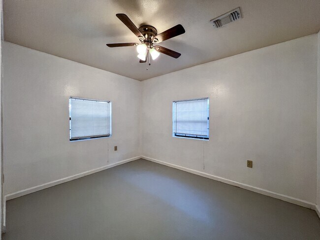 Building Photo - 1825 Lakeview Dr
