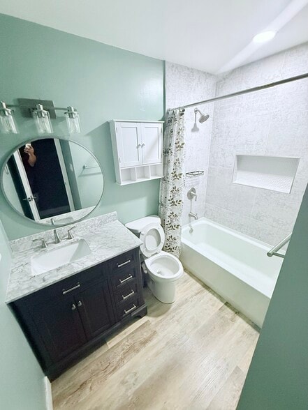 A Shared Full-Size Bathroom with Tub Shower! Access to plenty of Drawer space! - 1317 Magnolia Ave
