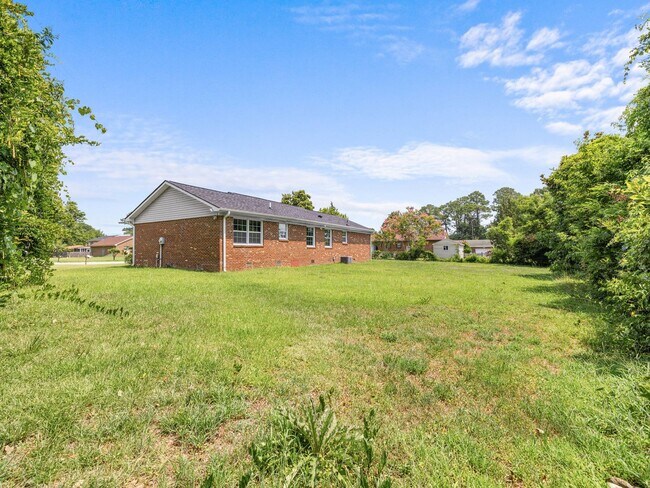 Building Photo - 103 Oakwood Ct
