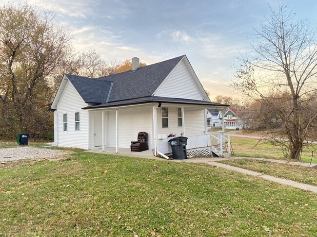 Primary Photo - 3 bed 1 bath